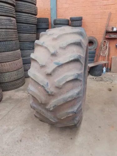 Vende-se 1 pneu 23.1-30 usado