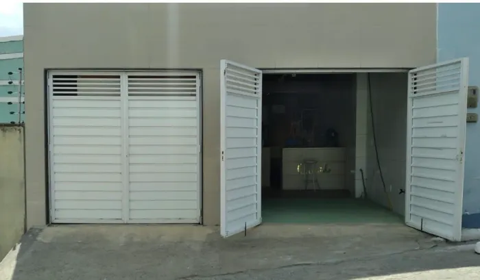 Portão de alumínio pintado