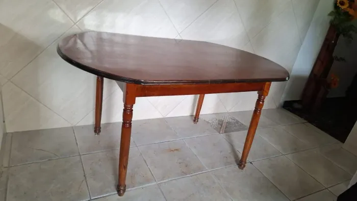 Mesa de Madeira Maciça com Pés Torneados