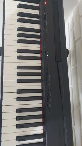Yamaha P95 (Piano Digital)