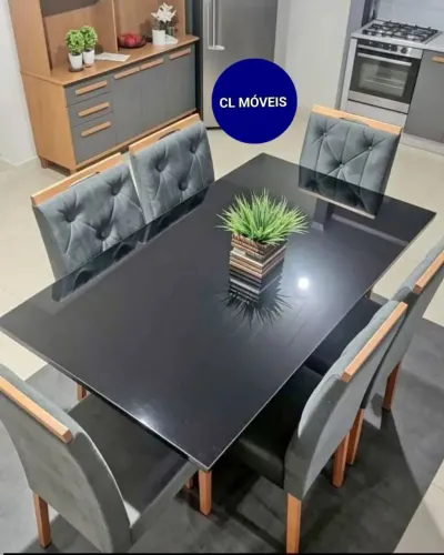 Mesa com 6 cadeiras acolchoadas