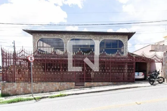 Casa com piscina no bairro Piratininga