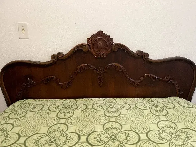 Cama de casal em imbuia maciça com cabeceira entalhada