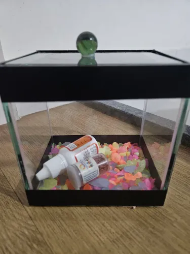 Aquário, ração e anticloro