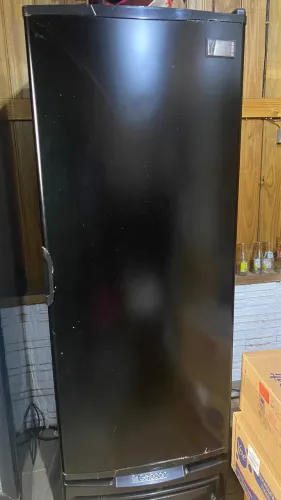 Cervejeira / Freezer Preta 414L Gelopar