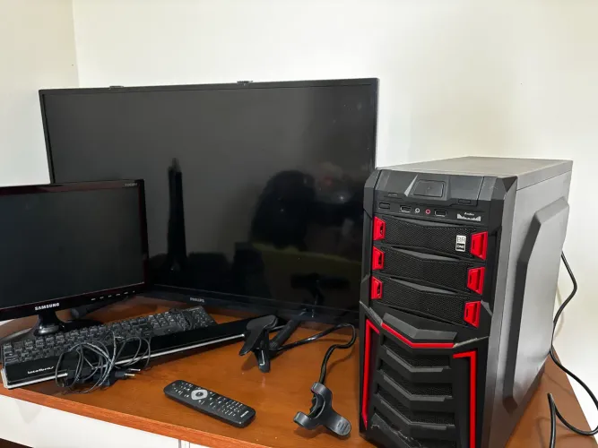 Venda de Televisão Philips com antena, gabinete, teclado e monitor Samsung