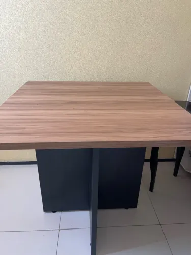 Mesa com tampo de madeira