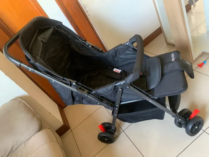 Vendo carrinho de bebê. Praticamente novo.