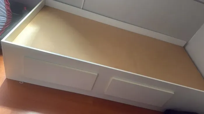 Cama de solteiro com gavetas cor branca