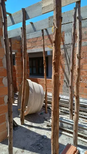 Vendo 35 escoras de eucalipto com 3 metros. 8,00 cada.