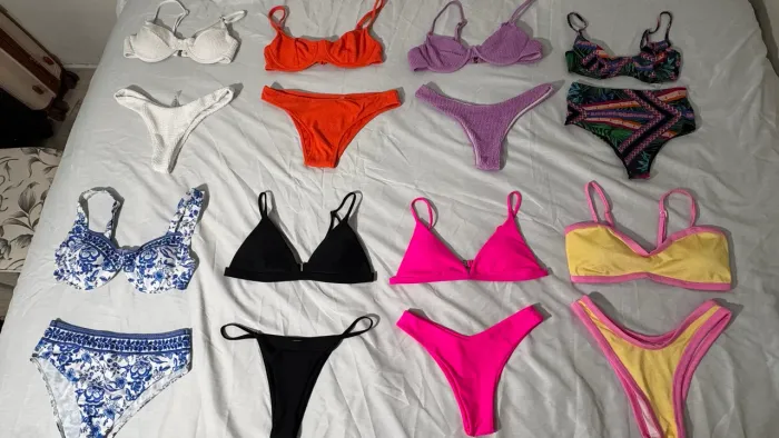 Biquinis saída de praia e chapeu