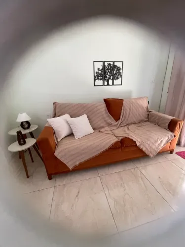 Sofá Veludo com madeira decorativa