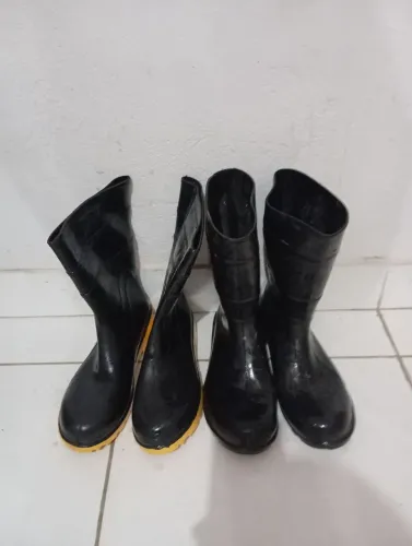 Dois pares Bota sete léguas 41/42