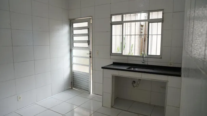 Casa com 2 Quarto(s) e 1 banheiro(s) para Alugar, 70 m² por R$ 1090 / Mês
