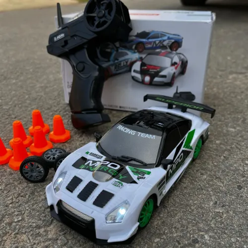 Carro de Controle Remoto Drift 4x4, Com Bateria Recarregável e Leds