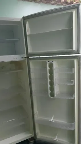 Vendo Geladeira Eletrolux gelando bem pouco parte d baixo freezer gelando muito