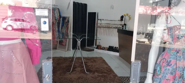 MESA DE VIDRO COM PÉS CROMADOS