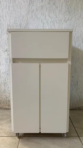 Armário multiuso/expositor branco com rodinhas e gaveta em MDF