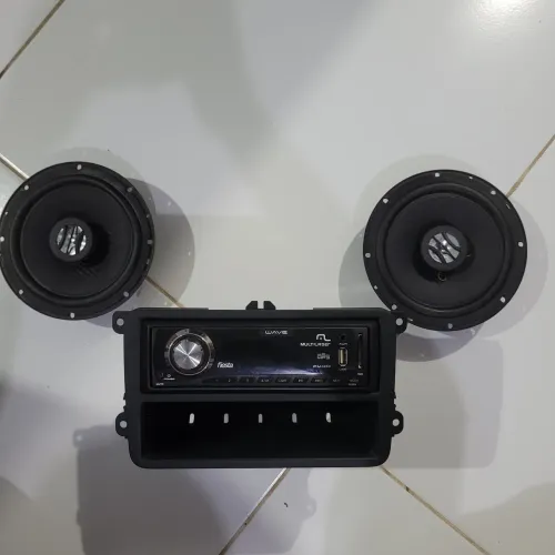 Rádio multilaser com moldura para gol/ viagem com 2 bocas de som dianteira.