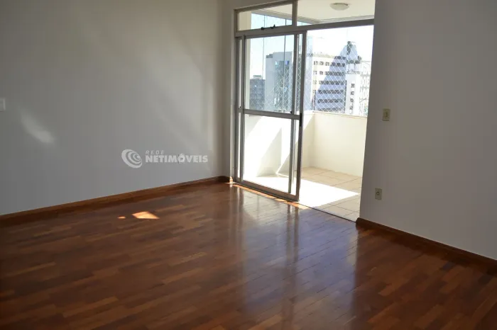Excelente localização, a 50 metros da Av. do Contorno.Apartamento claro, arejado e bem div