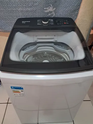 Vendo uma máquina de lavar roupa faís tudo 18 kg  um  meis de  uso novo ainda no plástico 