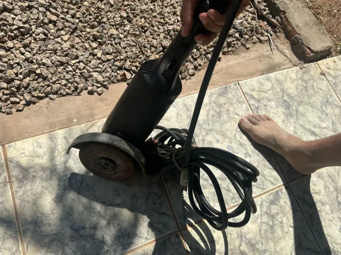 Lixadeira industrial Bosch GWS 21230