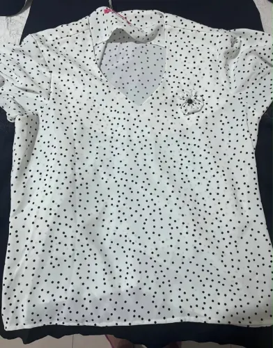 Blusa branca com bolinhas pretas