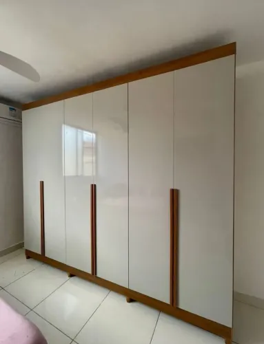 Guarda - roupa, novo, a pronta entrega.