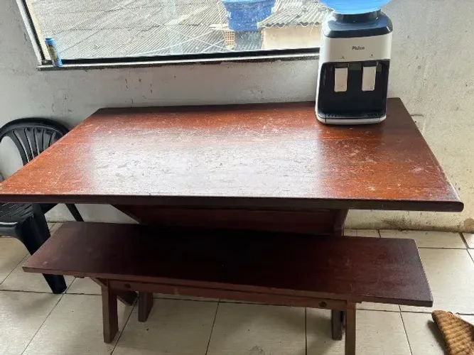 Mesa de madeira com dois bancos