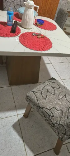 Mesa com 4 cadeiras 