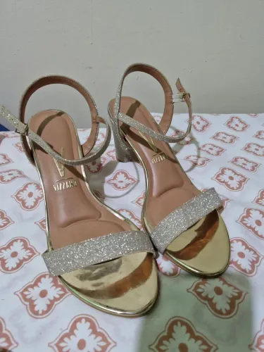 Sandália/Salto Vizzano Dourado 