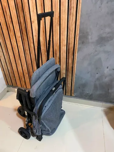 Vendo carrinho de bebê da marca Voyager yupi fechamento maletinha 