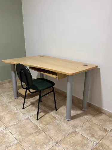 Mesa e cadeira/ estudos/escritorio 