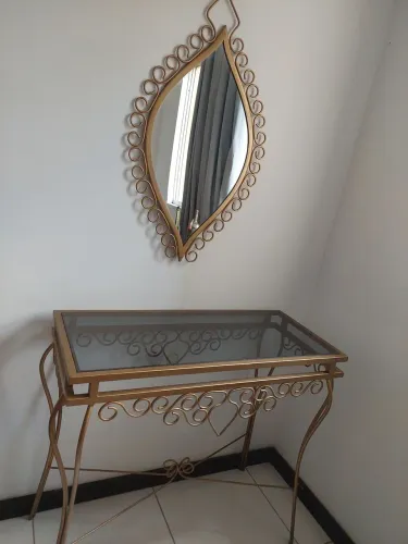 Vendo aparador em metal com espelho e mesa lateral de metal espelhada, R$ 900,00