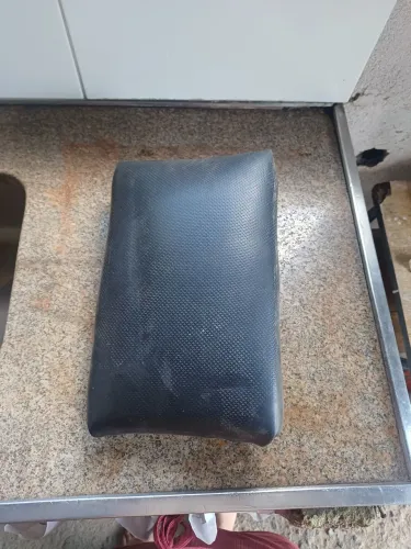 Assento Acolchoado e apoio de pé 