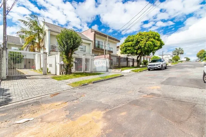 Sobrado em condomínio, 3 Quartos, 2 vagas, Bairro Xaxim. Curitiba. PR