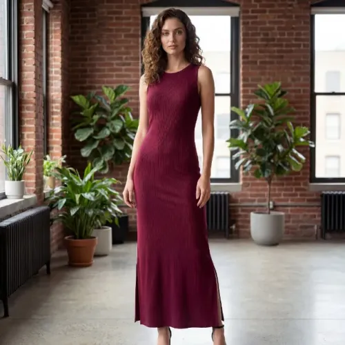 Vestido Longo Canelado com Fenda Lateral e Caimento Sofisticado