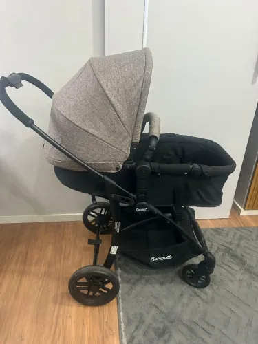 Carrinho de bebê Burigotto com bebê conforto