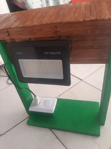 Artesanato com refletor, interruptor e tomada conjugada