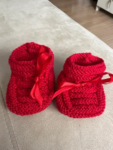 Sapatinho de bebê vermelho em linha 0 a 6 meses 
