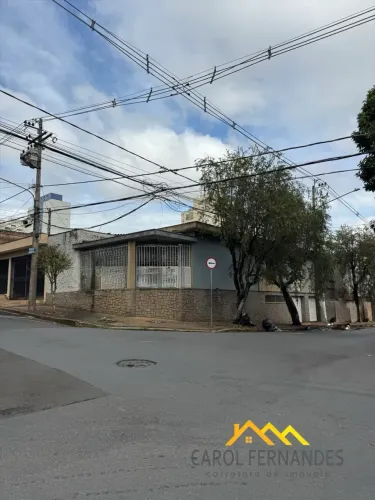 Casa com vocação comercial de esquina na região central