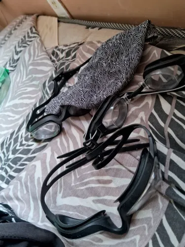 Vende se material para natação uma touca de natação e três óculos de natação adultos valor