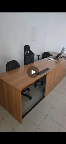 Mesa escritório alta qualidade em L. Tem 2 módulos com 2m de comp por 1,20m fazendo o L