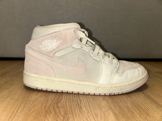 Nike Air Jordan 1 Mid SE pink