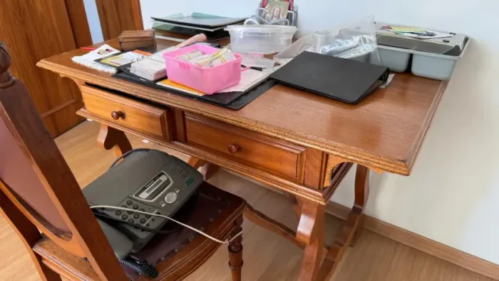 Mesa de escritório de madeira maciça com 2 gavetas - Clássica e resistente