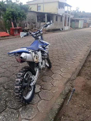 Motos