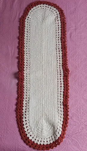 Trilho de mesa em crochê artesanal - 110 cm x 35 cm