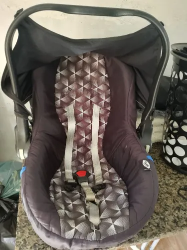 Bebê conforto semi novo 