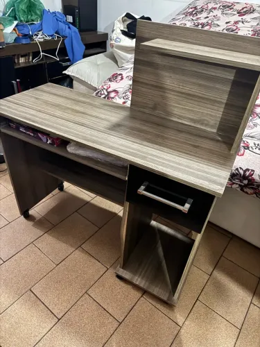 Mesa de computador com gaveta