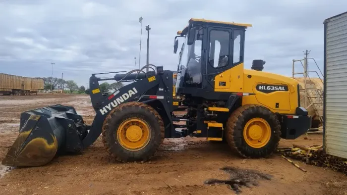 Pá Carregadeira Hyundai, modelo HL635, ano 2025